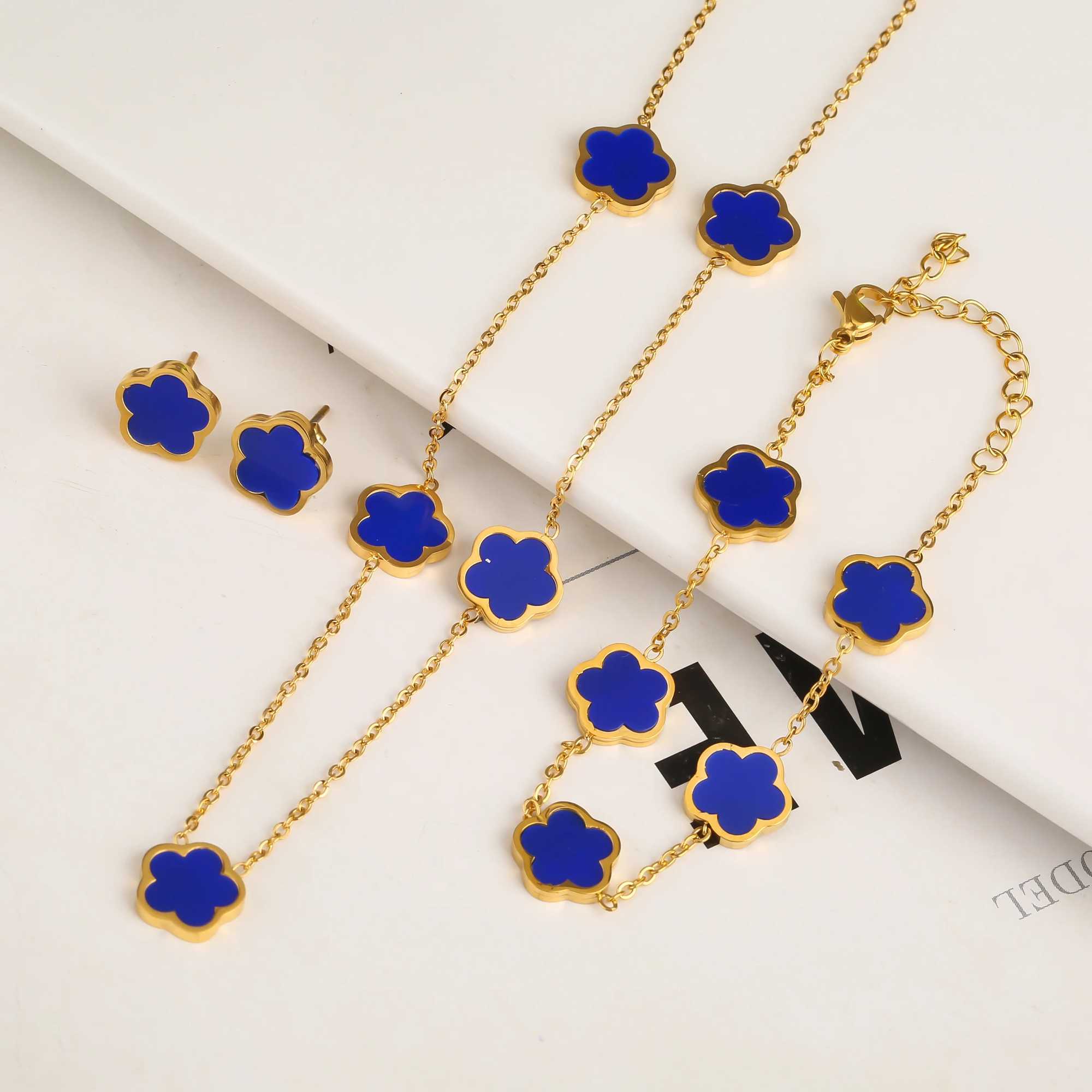 Chain Stainless Steel Hot Selling Plum Blossom Plant Five Leaf Flower Bracelet Creative Single Sided 18K Gold Waterproof Clover H241119