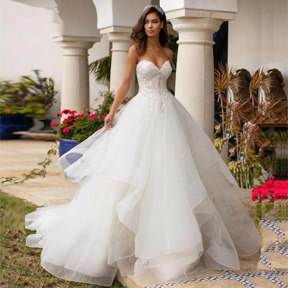 Pluffy A Line Wedding Dresses Sweetheart Neck Sleeveless Ruffle Ivory Bridal Gowns Lace Appliques Beaded Court Train Organza Bride Dress Garden Robe D