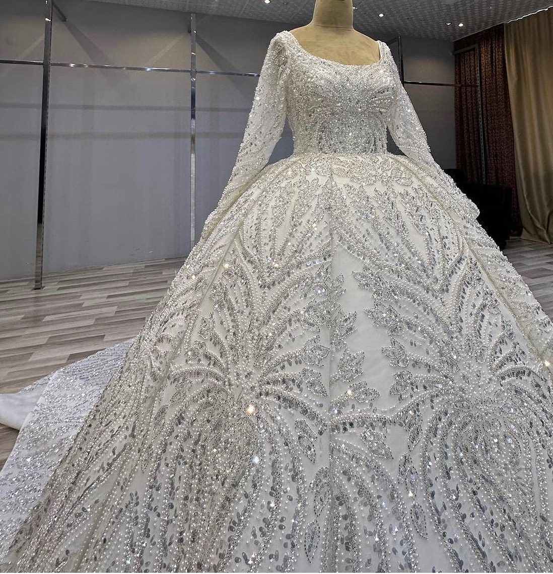 Luxury Ball Gown Wedding Dresses Appliques Pearls Pleats Lace Long Sleeves Square Backless Court Gown Custom Made Bridal Plus Size Vestidos De Novia