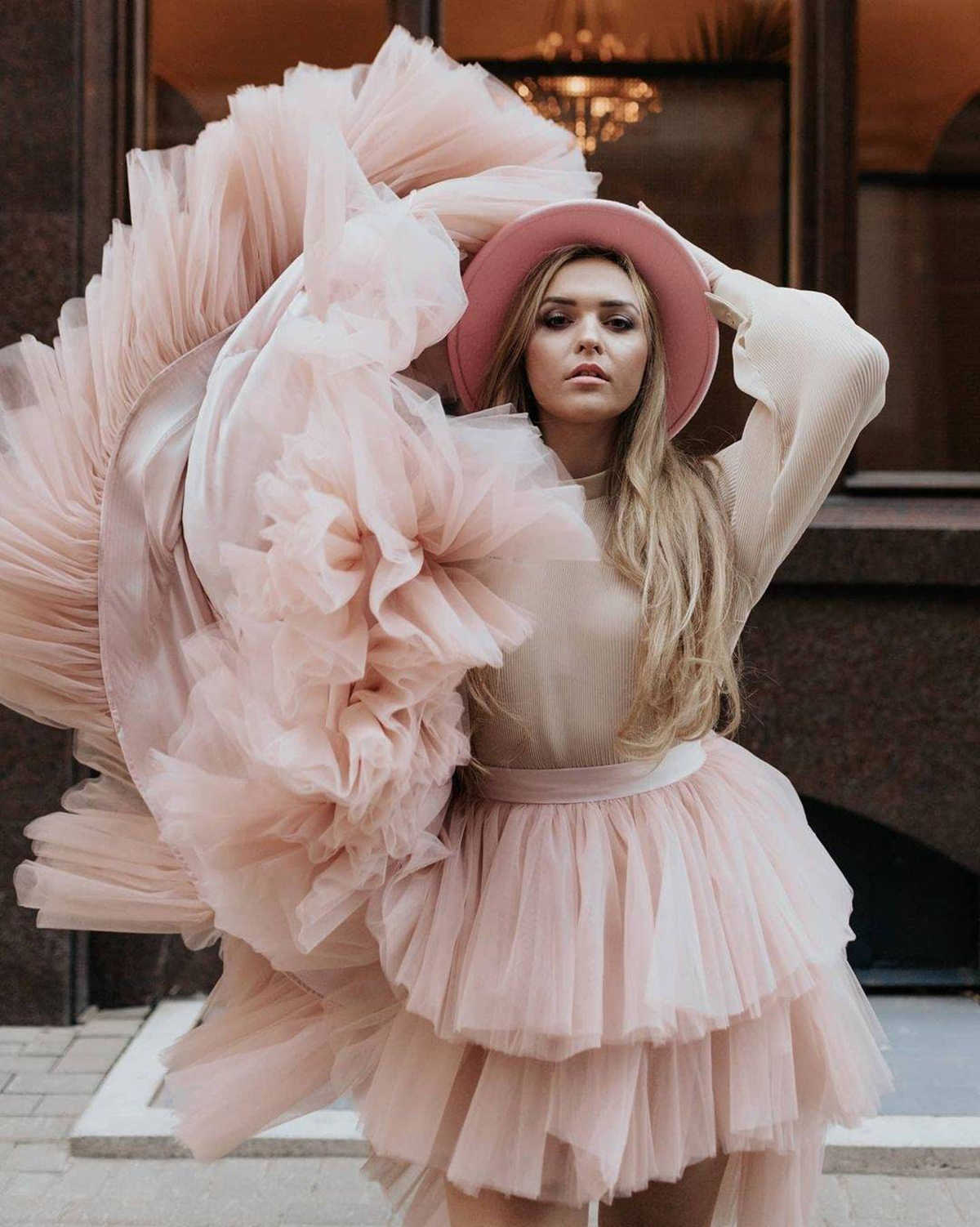 Fashion Prom Capped High Neck Long Sleeve Sweep Train Design Lace Ruffles Tiered Peplum Ball Gown Celebrity Evening Dresses Plus Size Custom Made L246