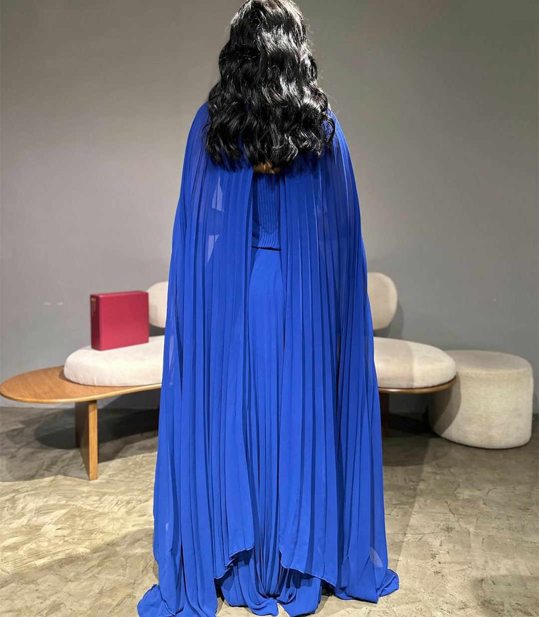 Elegant Long Royal Blue Chiffon Evening Dresses With Cape A-Line V-Neck Pleated Muslim Floor Length Zipper Back Prom Dresses for Women