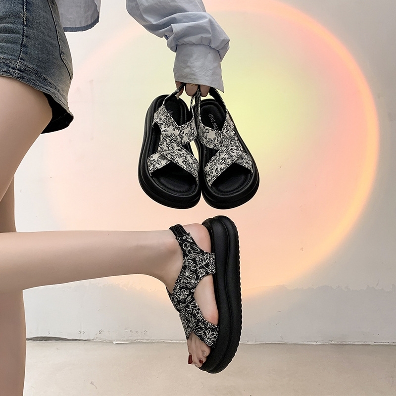 Summer Internet Red New 2024 Thick Sole Outerwear Sandals for Women's Breathable Fashion Versatile Lhshoe