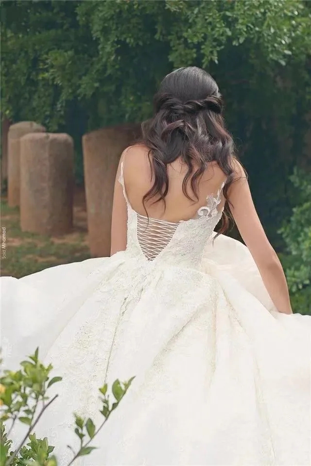 Luxury Dubai Pearls Lace Ball Gown Wedding Dresses For Bride Sexy Sleeveless Backless Straps Floor Length Wedding Gowns Beaded Appliques Garden Bridal