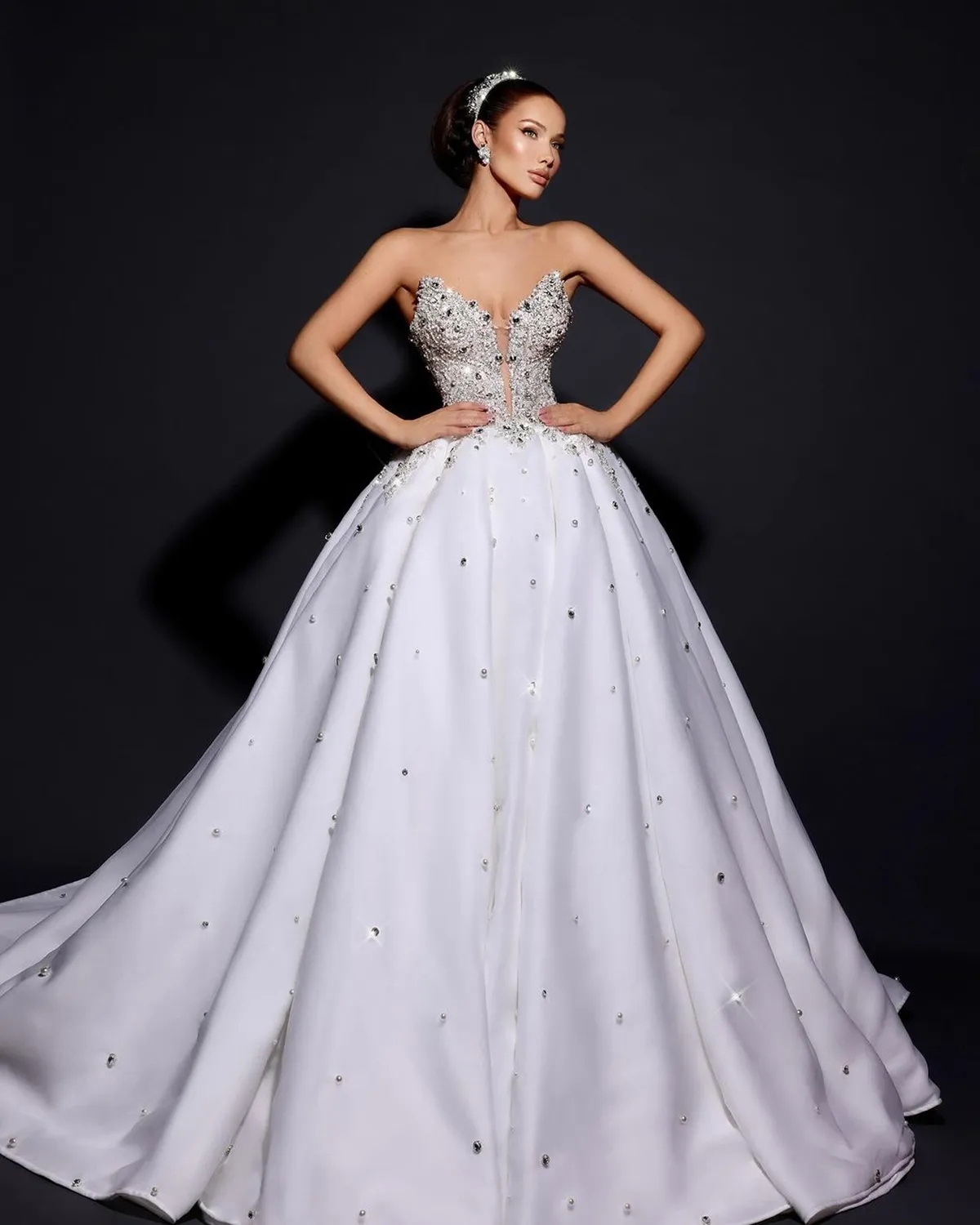 Glamorous Crystal Wedding Dresses Pearls Bridal Gowns Strapless Rhinestone A Line Sleeveless Bride Dresses Custom Made