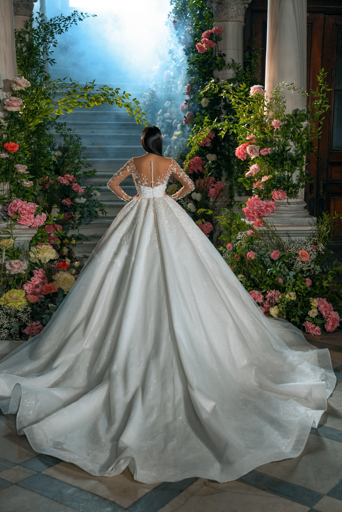 Stunning Lace Sheer V-Neck Ball Gown Wedding Dress Delicate Beading Pearls Lace Full Sleeves Bridal Gowns 2024