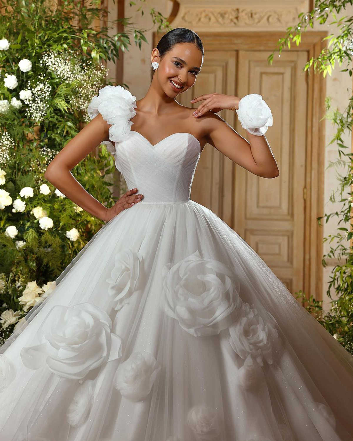 Romantic Ball Gown Wedding Dresses 3D Floral Appliques Decoration Tulle Sweetheart Backless Sweep Train Custom Made Bridal Plus Size Vestidos De Novia