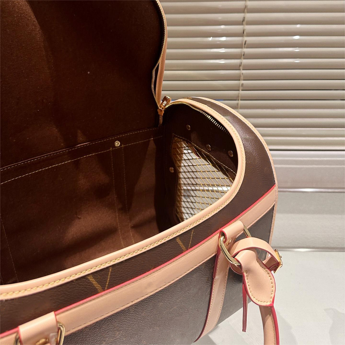 Designer Pet Carrier Bags Leather Classic Pattern Outgoing Bag Teddy Aviation Web Window with Handles Tote Easy for Breathe