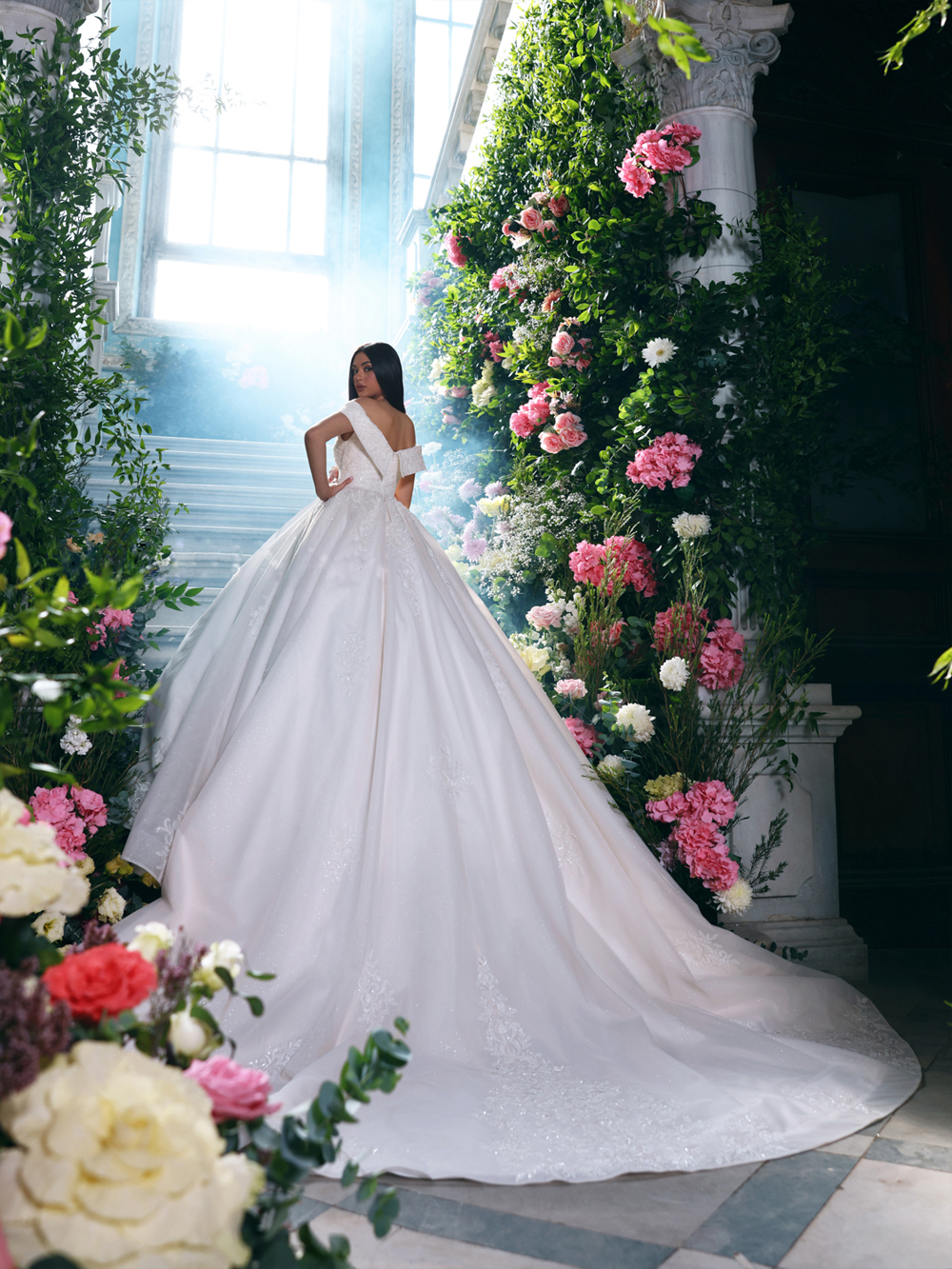 Luxury Beading Pearls Appliques Lace Scalloped Ball Gown Wedding Dress Delicate Embroidery Off Shoulder Sleeves Bridal Gowns New Arrival