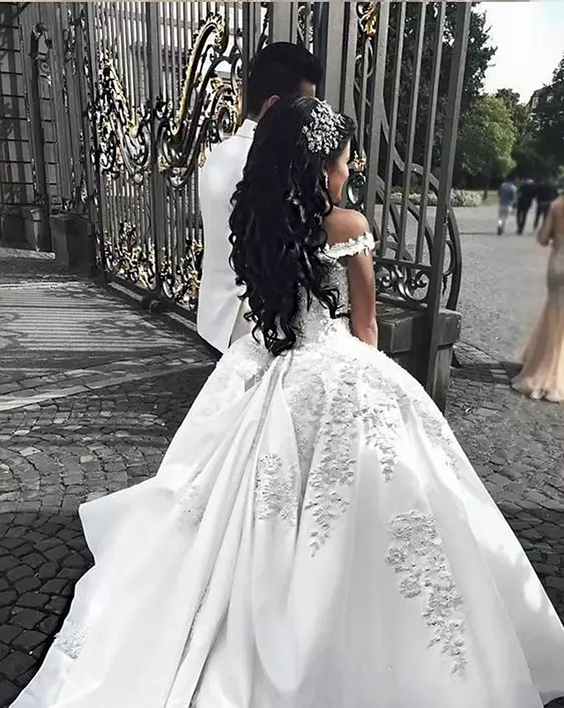 Arabic Dubai Gorgeous Ball Gown Wedding Dresses Beaded Lace Appliques Off The Shoulder Long Satin Princess Bridal Gowns Court Train 2024 White Bride V