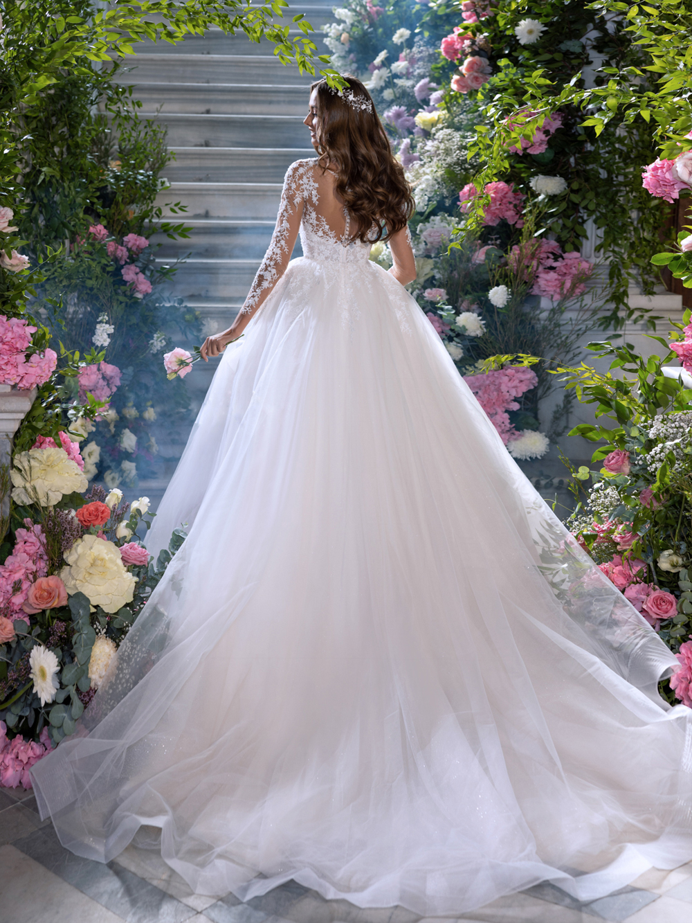 Elegance Sheer V-Neck Ball Gown Wedding Dress Delicate Beading Pearls Aplliques Lace Illusion Full Sleeves Bridal Gowns 2024