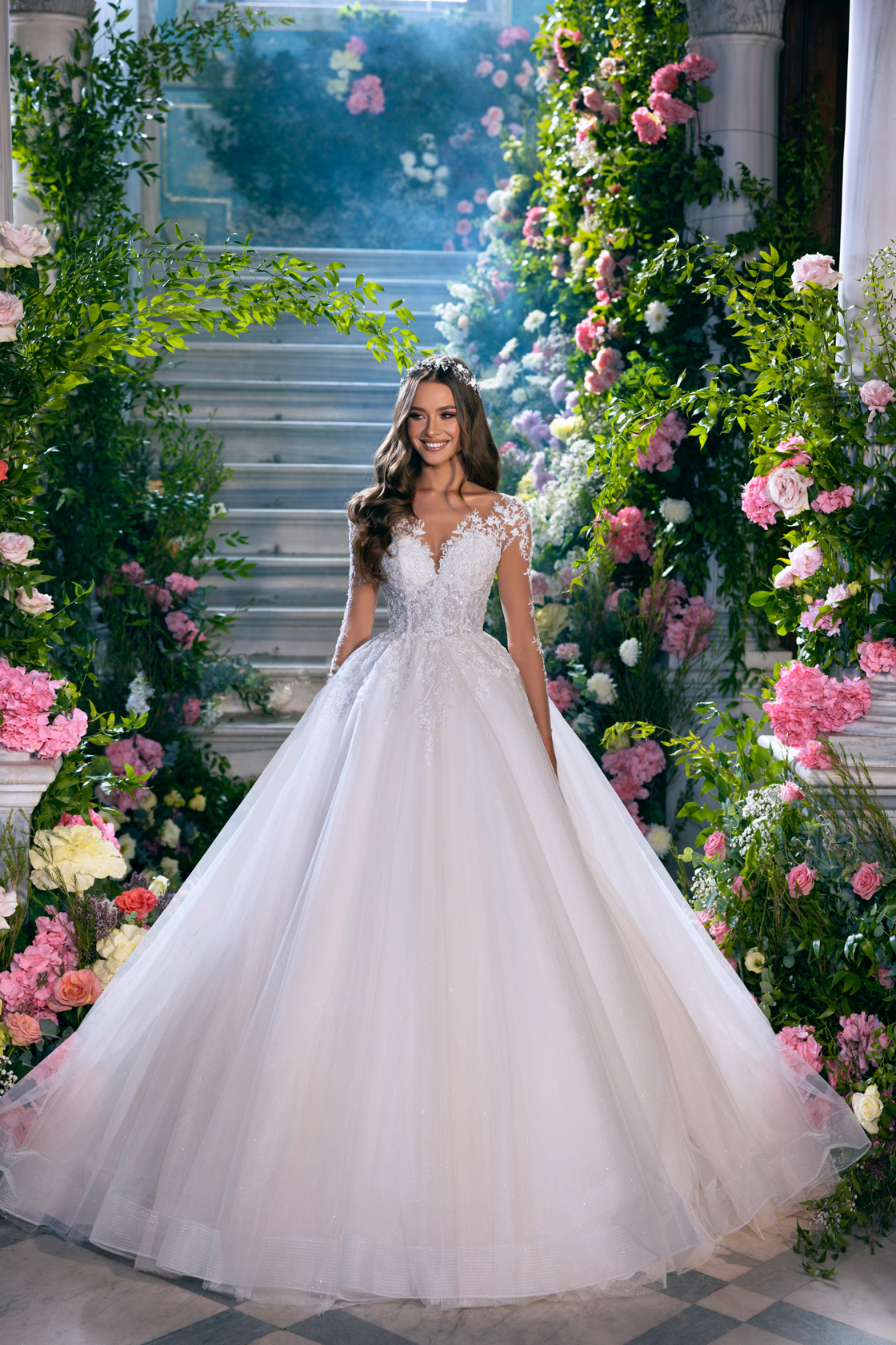 Elegance Sheer V-Neck Ball Gown Wedding Dress Delicate Beading Pearls Aplliques Lace Illusion Full Sleeves Bridal Gowns 2024