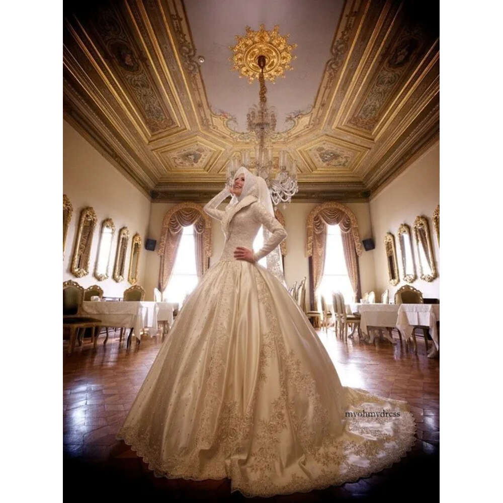 Luxurious 2016 Saudi Arabic Lace Appiqued Gold Dresses Muslim Long Sleeves Wedding Gown Dubai Modest Bridal Gowns A Line 0510