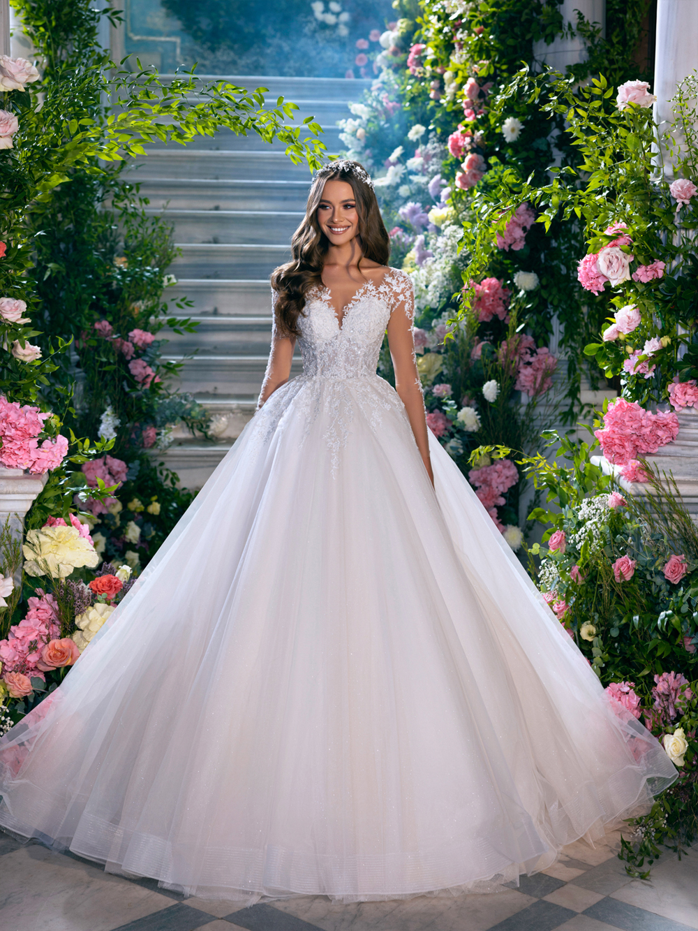 Elegance Sheer V-Neck Ball Gown Wedding Dress Delicate Beading Pearls Aplliques Lace Illusion Full Sleeves Bridal Gowns 2024