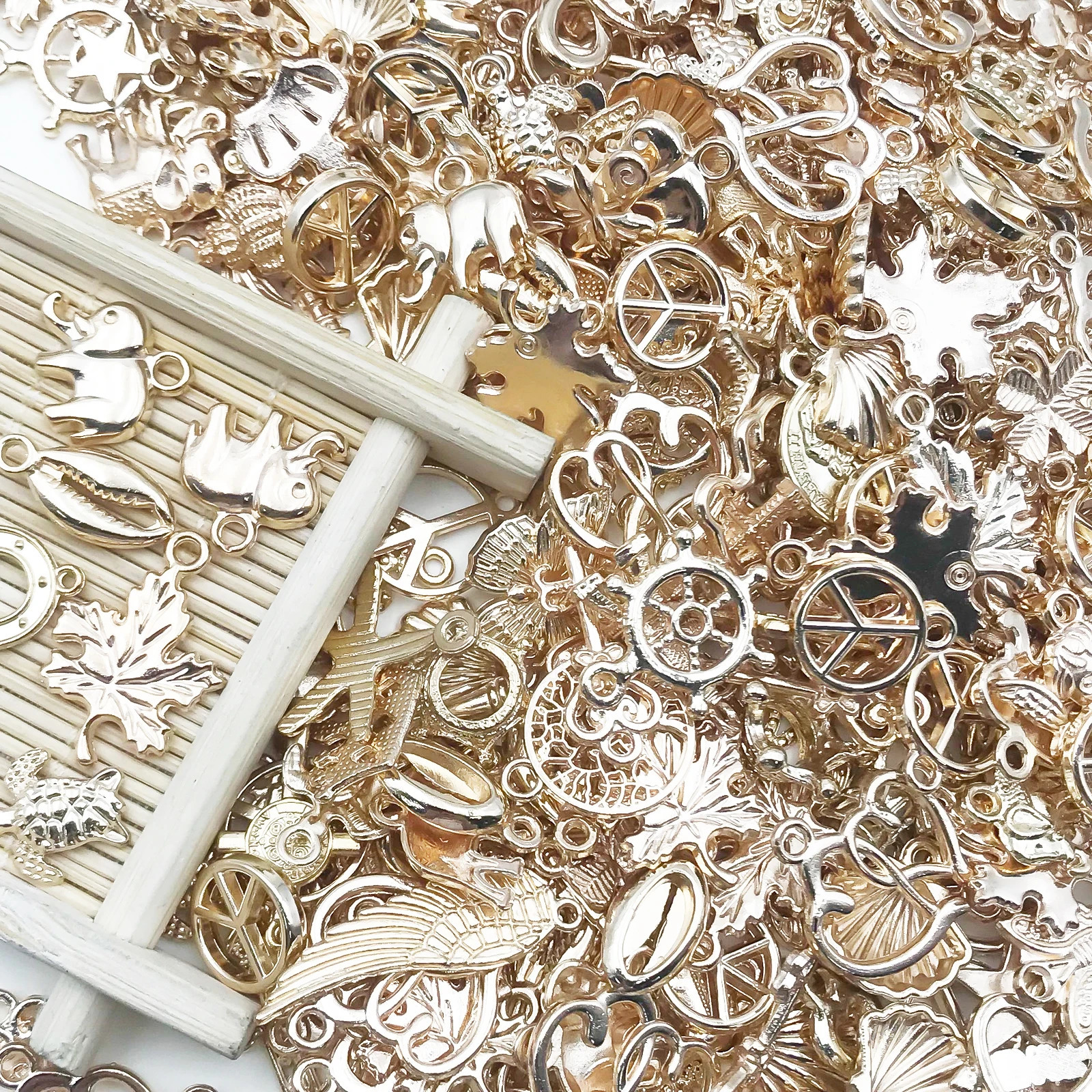 Randomly Mix 203050pcs Metal Alloy Charms Pendants Beads For DIY Handmade Bracelets Neacklaces Earrings Jewelry Making 240507