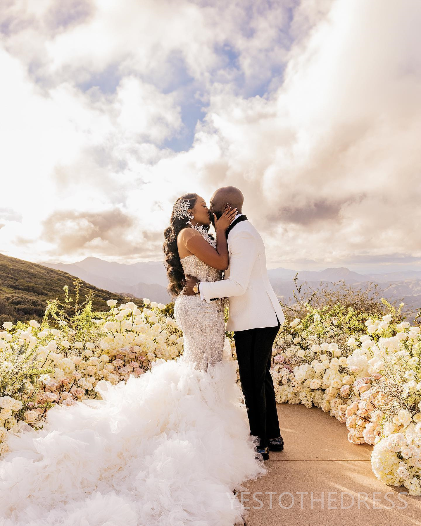 2024 Plus Size Mermaid Wedding Dress Bridal Gowns for Bride Illusion Sheer Neck Bead Pearls Rhinestones Decorated Side Split Ruffles Wedding Gowns for