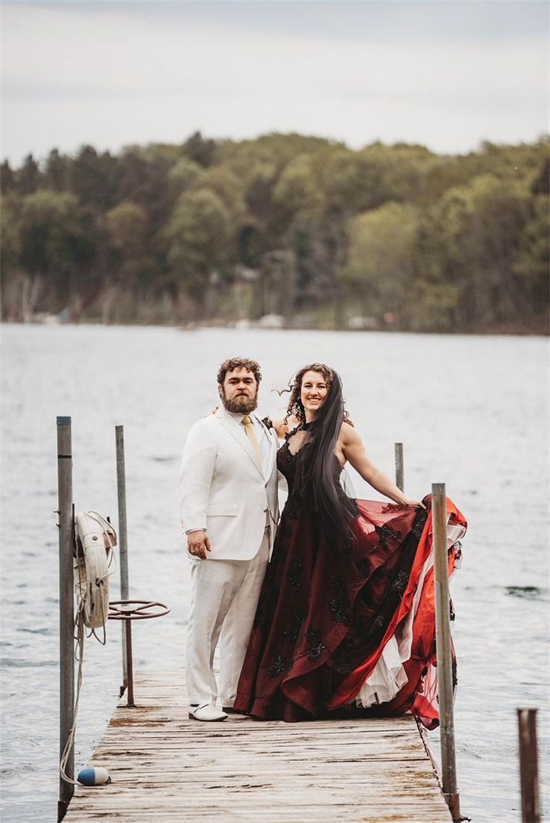 Black And Burgundy Gothic Wedding Dresses A Line Halter Neck Sleeveless Open Back Country Bridal Gowns Lace Appliques Court Train 2024 Vestido De Novi