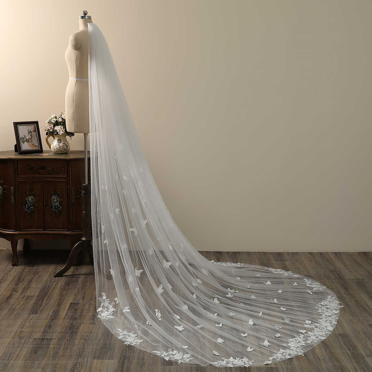 Elegant 3D Butterfly Appliques Wedding Veil 3M Long Special Cut Royal Bridal Veil with Comb Veil Wedding Accessories