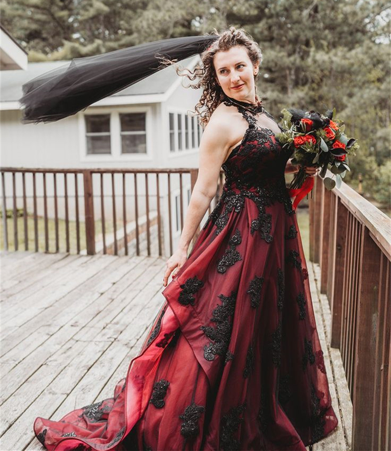Black And Burgundy Gothic Wedding Dresses A Line Halter Neck Sleeveless Open Back Country Bridal Gowns Lace Appliques Court Train 2024 Vestido De Novi
