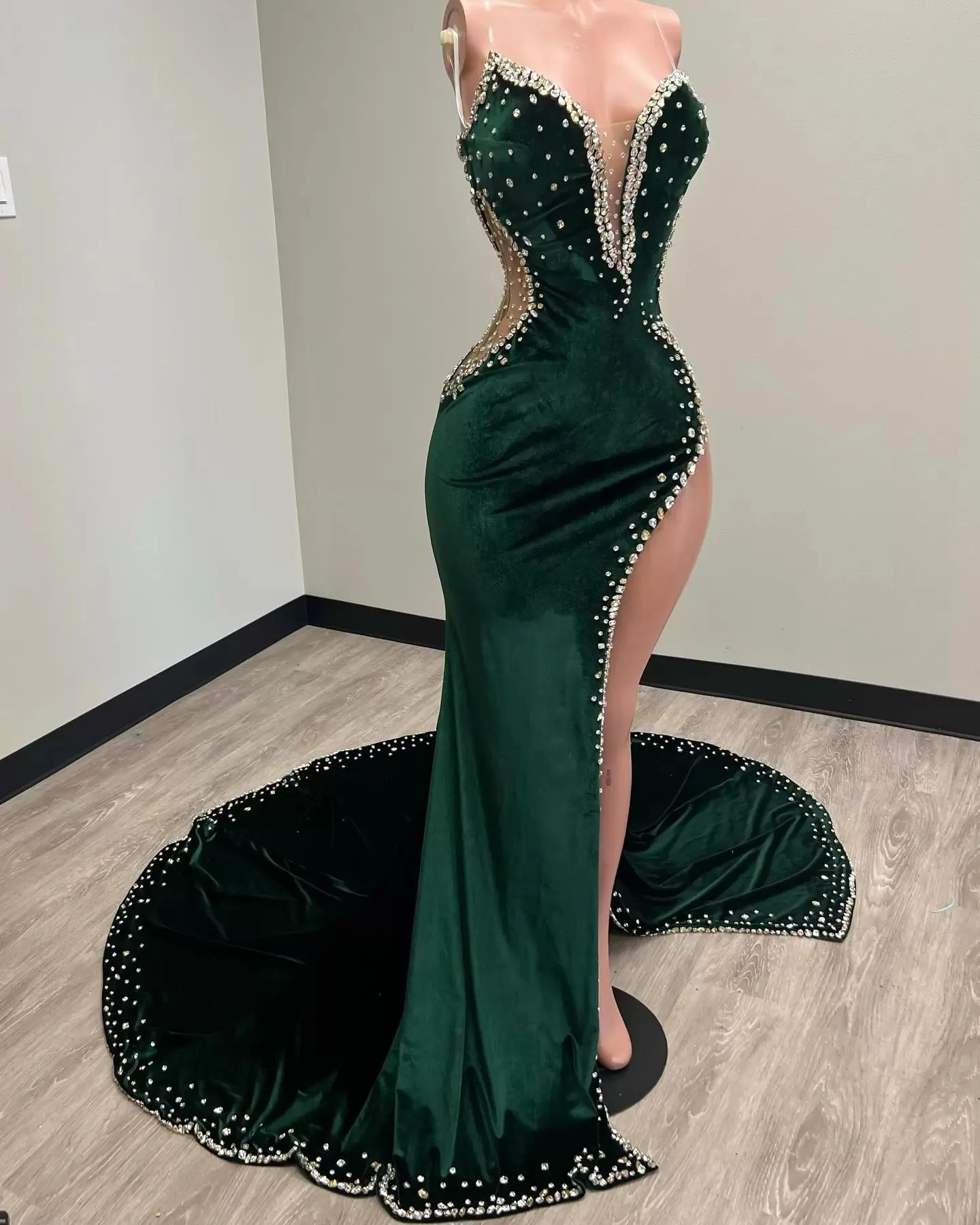 2025 Stunning Mermaid Evening Dresses Beaded Plunging Neck Side Split Velvet Rhinestones Prom Gowns Sweep Train Plus Size Formal Wear BC18825