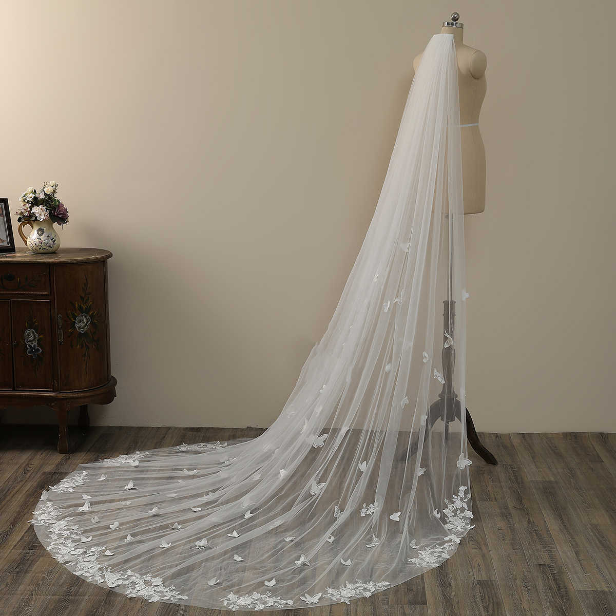 Elegant 3D Butterfly Appliques Wedding Veil 3M Long Special Cut Royal Bridal Veil with Comb Veil Wedding Accessories
