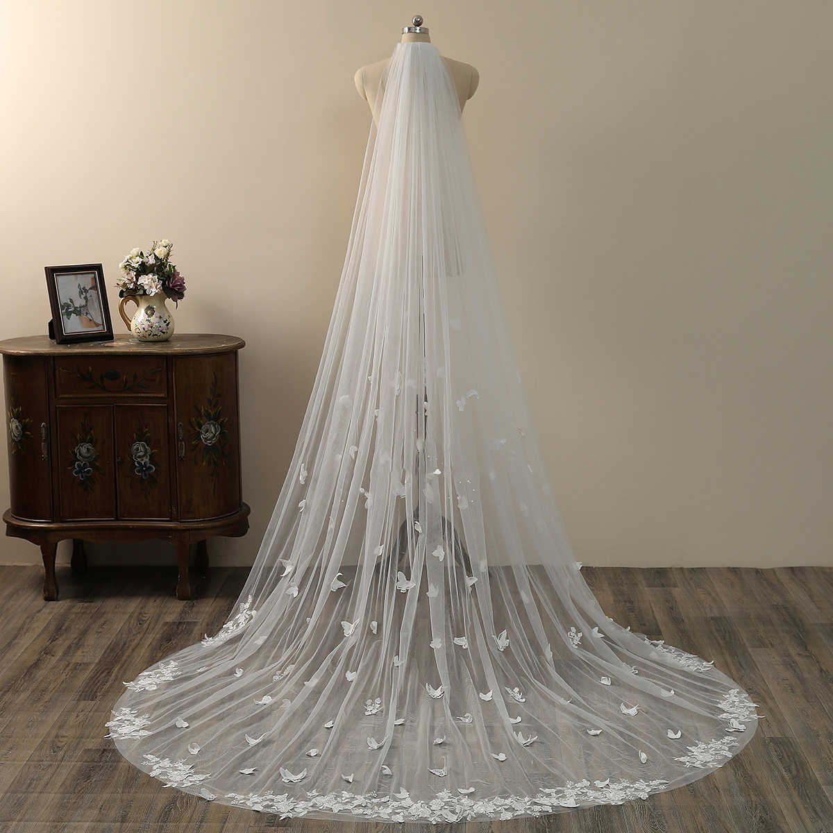 Elegant 3D Butterfly Appliques Wedding Veil 3M Long Special Cut Royal Bridal Veil with Comb Veil Wedding Accessories