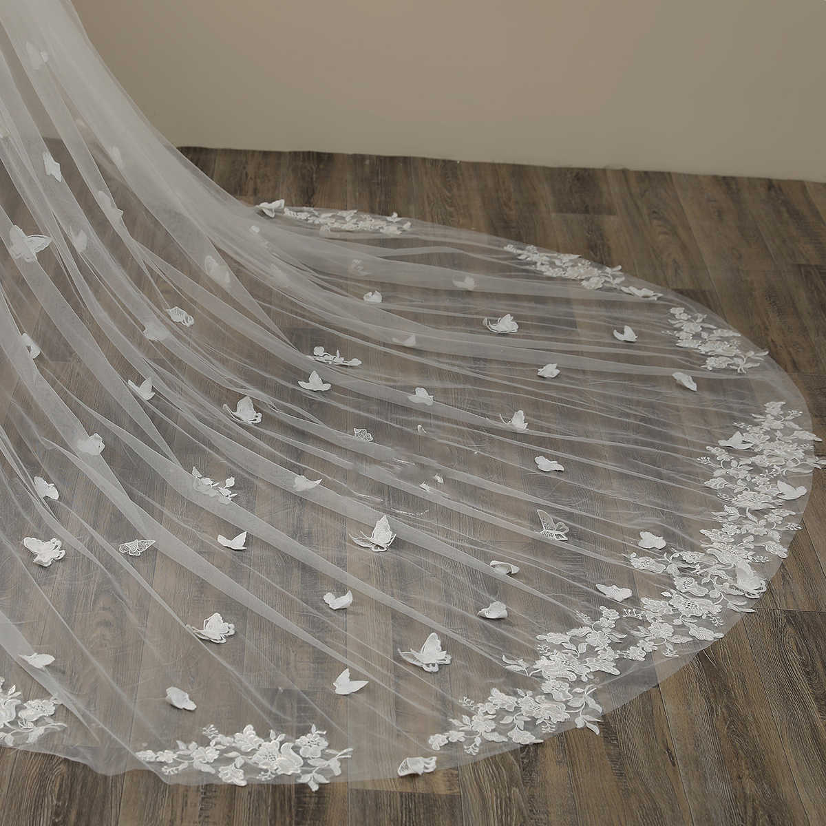 Elegant 3D Butterfly Appliques Wedding Veil 3M Long Special Cut Royal Bridal Veil with Comb Veil Wedding Accessories