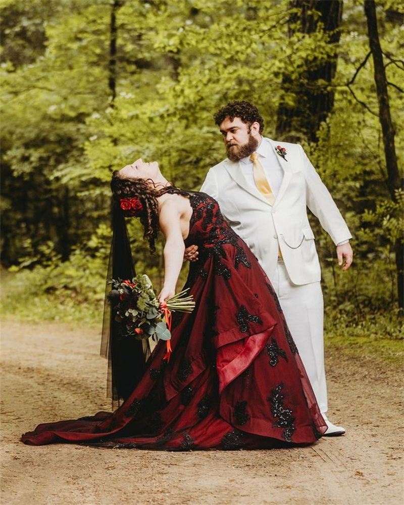 Black And Burgundy Gothic Wedding Dresses A Line Halter Neck Sleeveless Open Back Country Bridal Gowns Lace Appliques Court Train 2024 Vestido De Novi