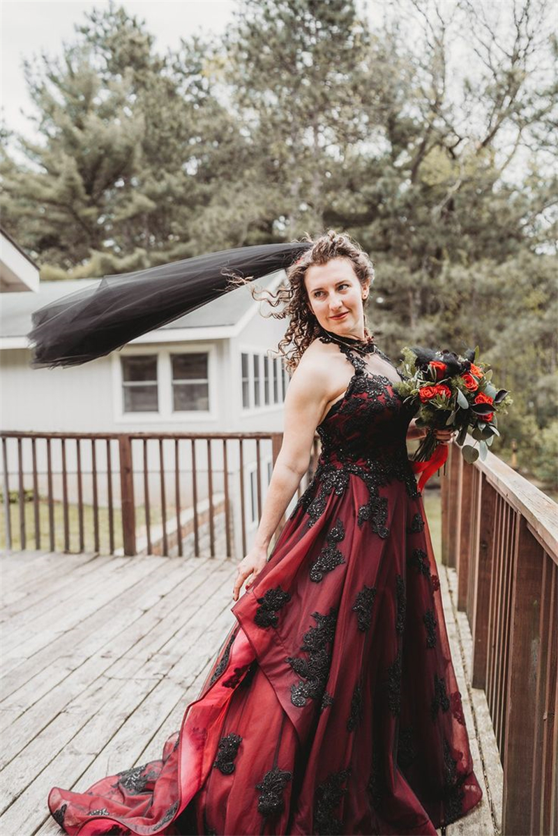 Black And Burgundy Gothic Wedding Dresses A Line Halter Neck Sleeveless Open Back Country Bridal Gowns Lace Appliques Court Train 2024 Vestido De Novi