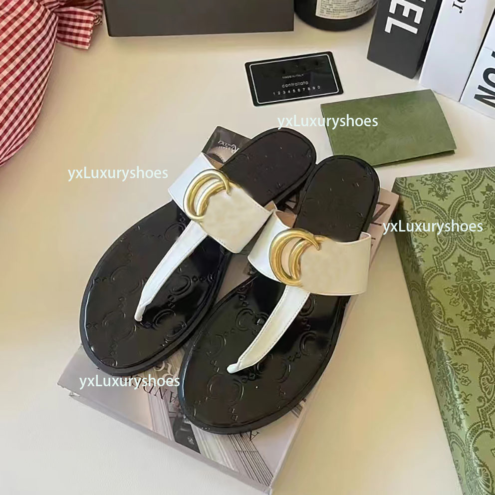 2024 Designer Italian Ladies Summer Wide Flat Flip-flops Luxury classic Metal lettered ladies casual sandals Size 35-42