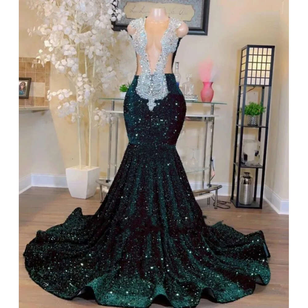 2024 Sexy Prom Dresses Jewel Neck Illusion Sequined Lace Sequins Dark Green Crystal Beads Sleeveless Mermaid Evening Party Gowns Special Ocn Wears Ope