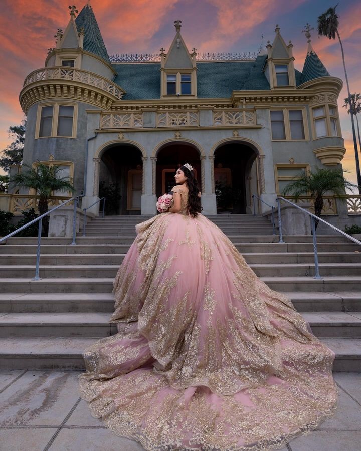 Attackable Pink Puffy Ball Gown Quinceanera Dresses Off Shoulder Sleeves Beading Pearls Gold Appliques Lace Tiered Train Evening Dresses Party Birthda