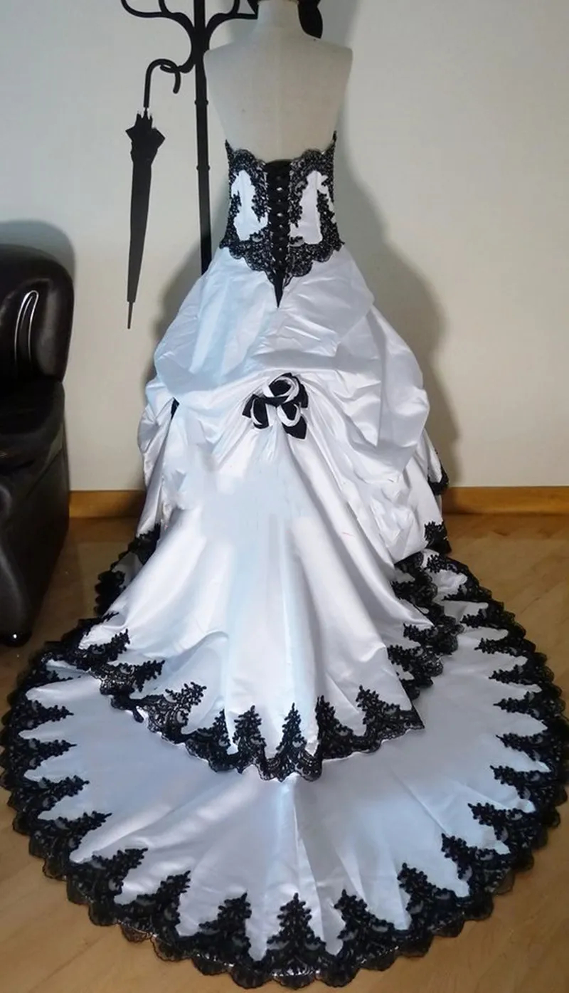White And Black Gothic Wedding Dresses Ruched Satin Hand Made Flowers Lace Appliques Beading 2024 Vintage Victorian Bridal Gowns