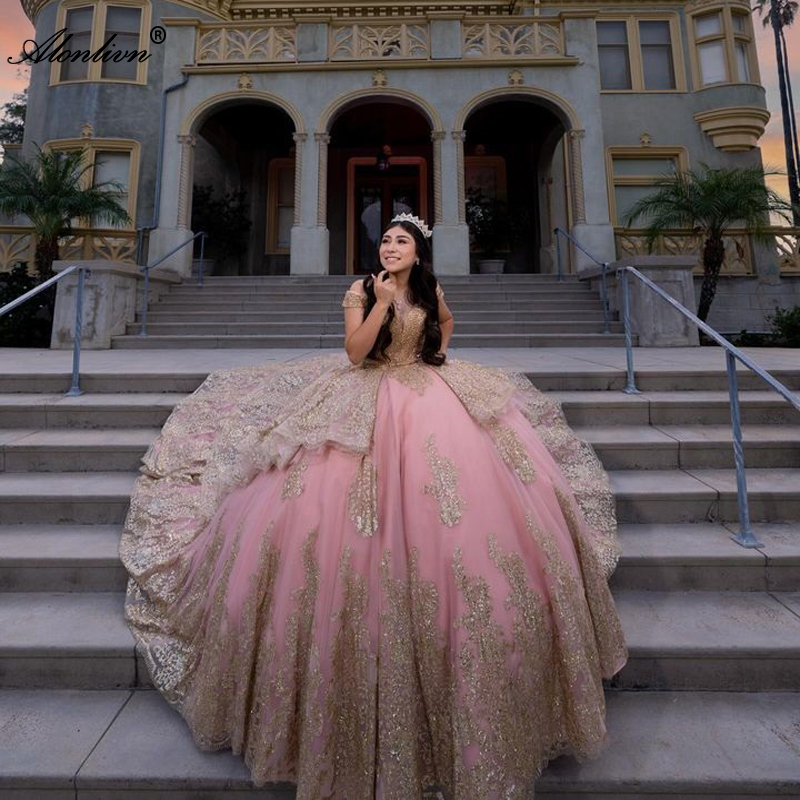 Attackable Pink Puffy Ball Gown Quinceanera Dresses Off Shoulder Sleeves Beading Pearls Gold Appliques Lace Tiered Train Evening Dresses Party Birthda