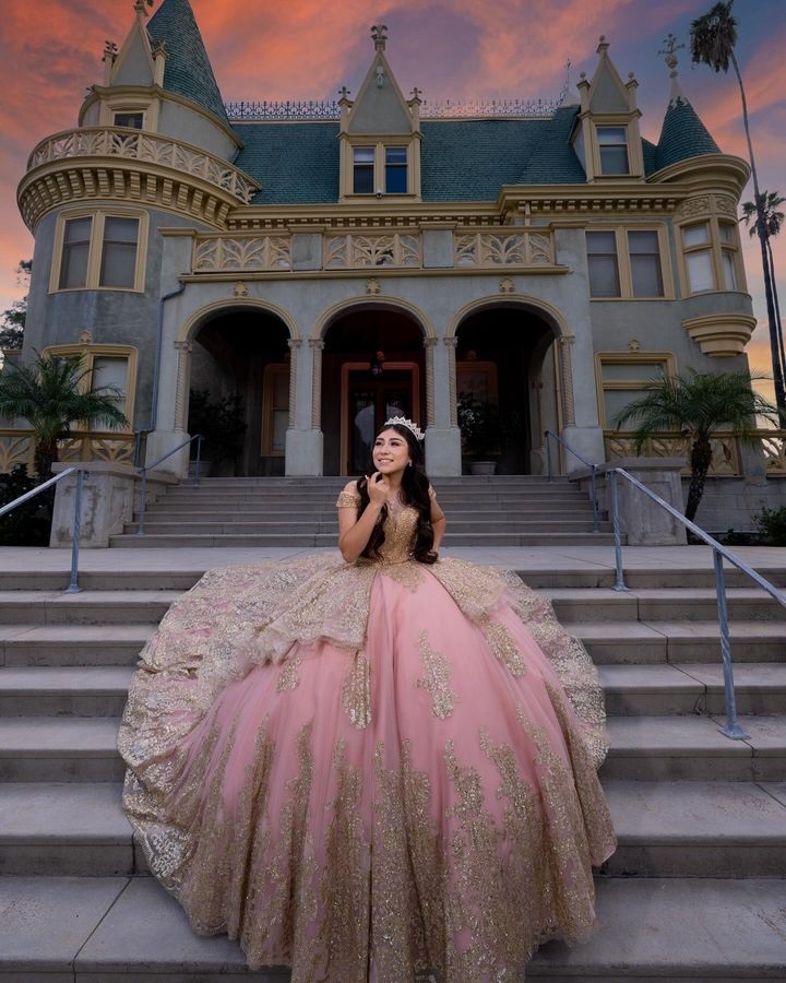 Attackable Pink Puffy Ball Gown Quinceanera Dresses Off Shoulder Sleeves Beading Pearls Gold Appliques Lace Tiered Train Evening Dresses Party Birthda