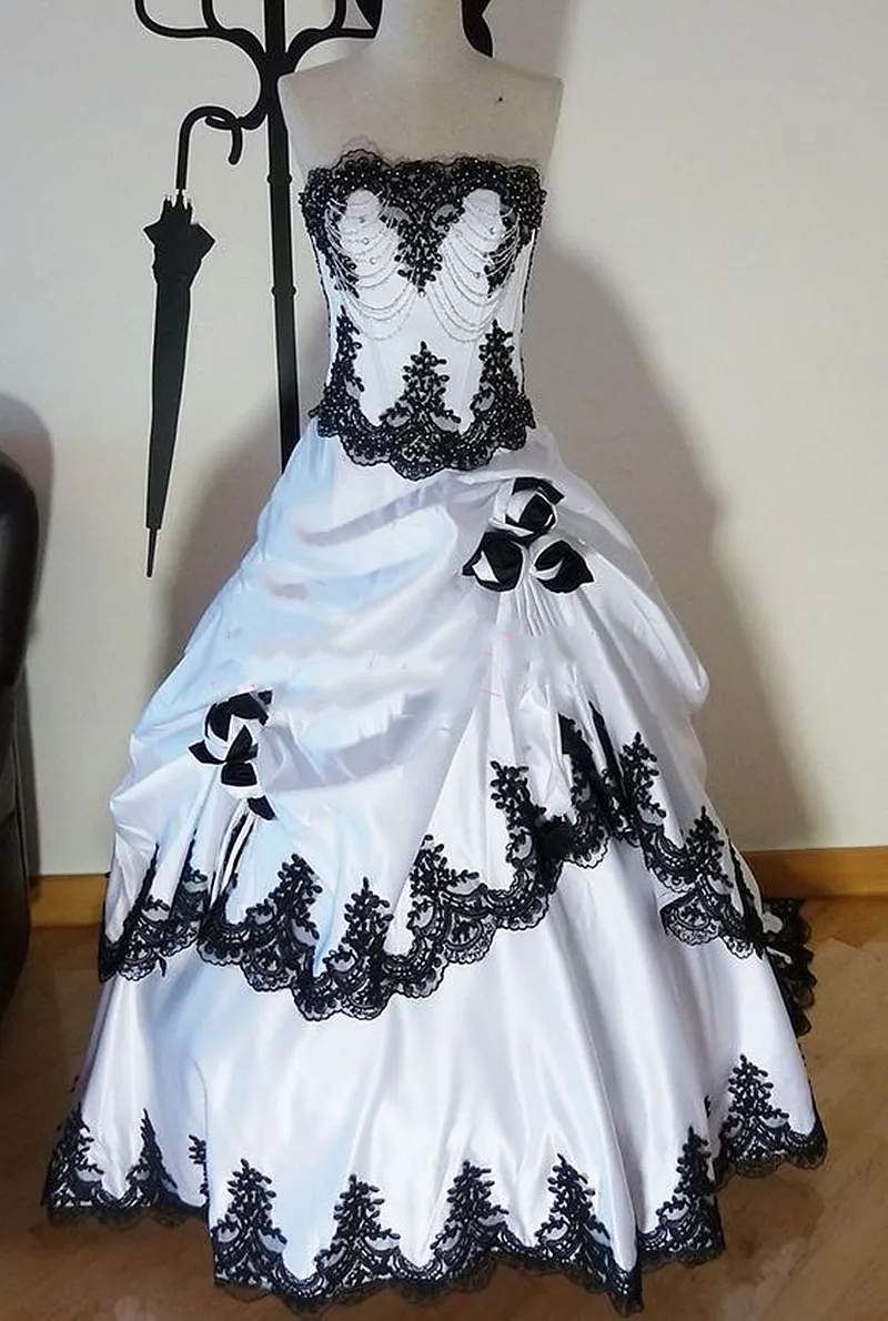 White And Black Gothic Wedding Dresses Ruched Satin Hand Made Flowers Lace Appliques Beading 2024 Vintage Victorian Bridal Gowns