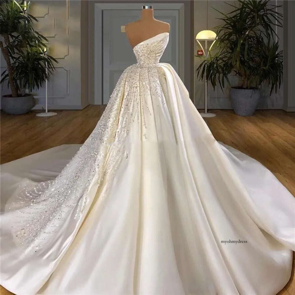 2024 A Line Wedding Dresses Dubai Arabic Strapless Sexy Satin Sleeveless Sier Crystal Beading Bridal Gowns Chapel Train 0513