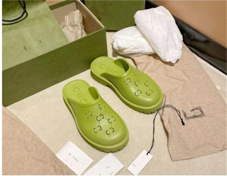 Designer Men and Women Perforated Sandals Luxury Flat Slide Hollow Pattern Slippers Transparent Materials Sandal Rubber Flats Slipper Flip Flops Beach Sandals