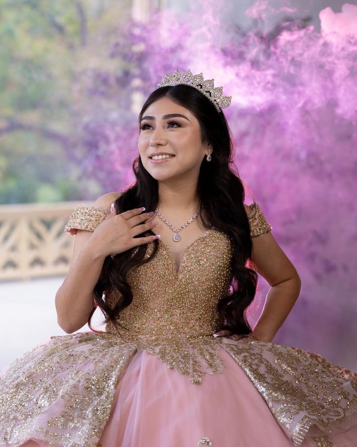 Attackable Pink Puffy Ball Gown Quinceanera Dresses Off Shoulder Sleeves Beading Pearls Gold Appliques Lace Tiered Train Evening Dresses Party Birthda