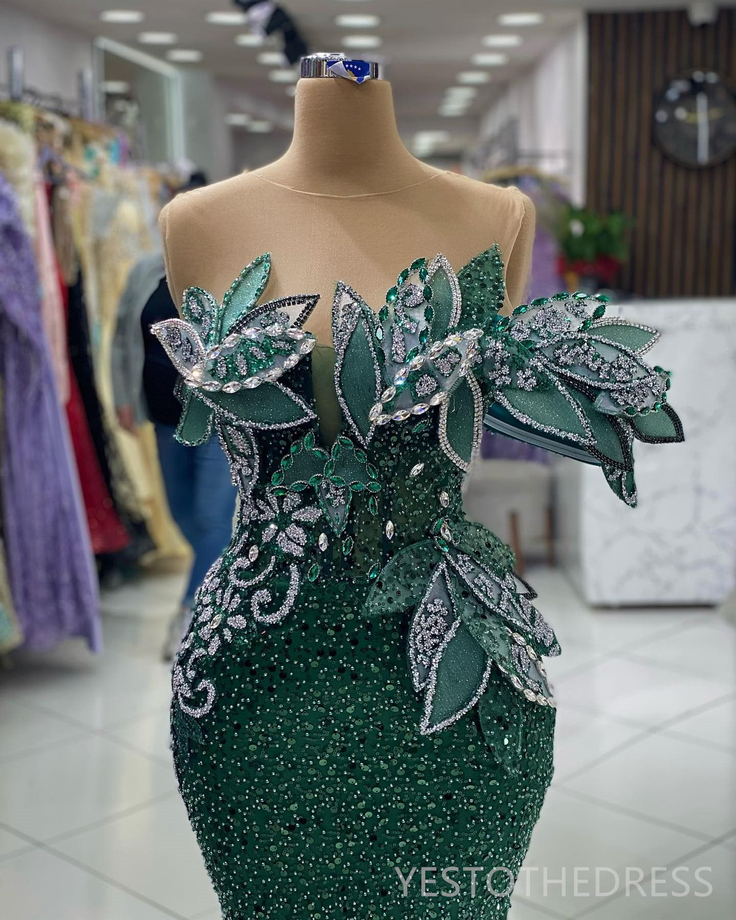 2024 Green Prom Dresses for Special Occasions Illusion Sheer Neck Sequined Lace Pearls Decorated Rhinestones Beaded Lace Birthday Dress Engagement Dre