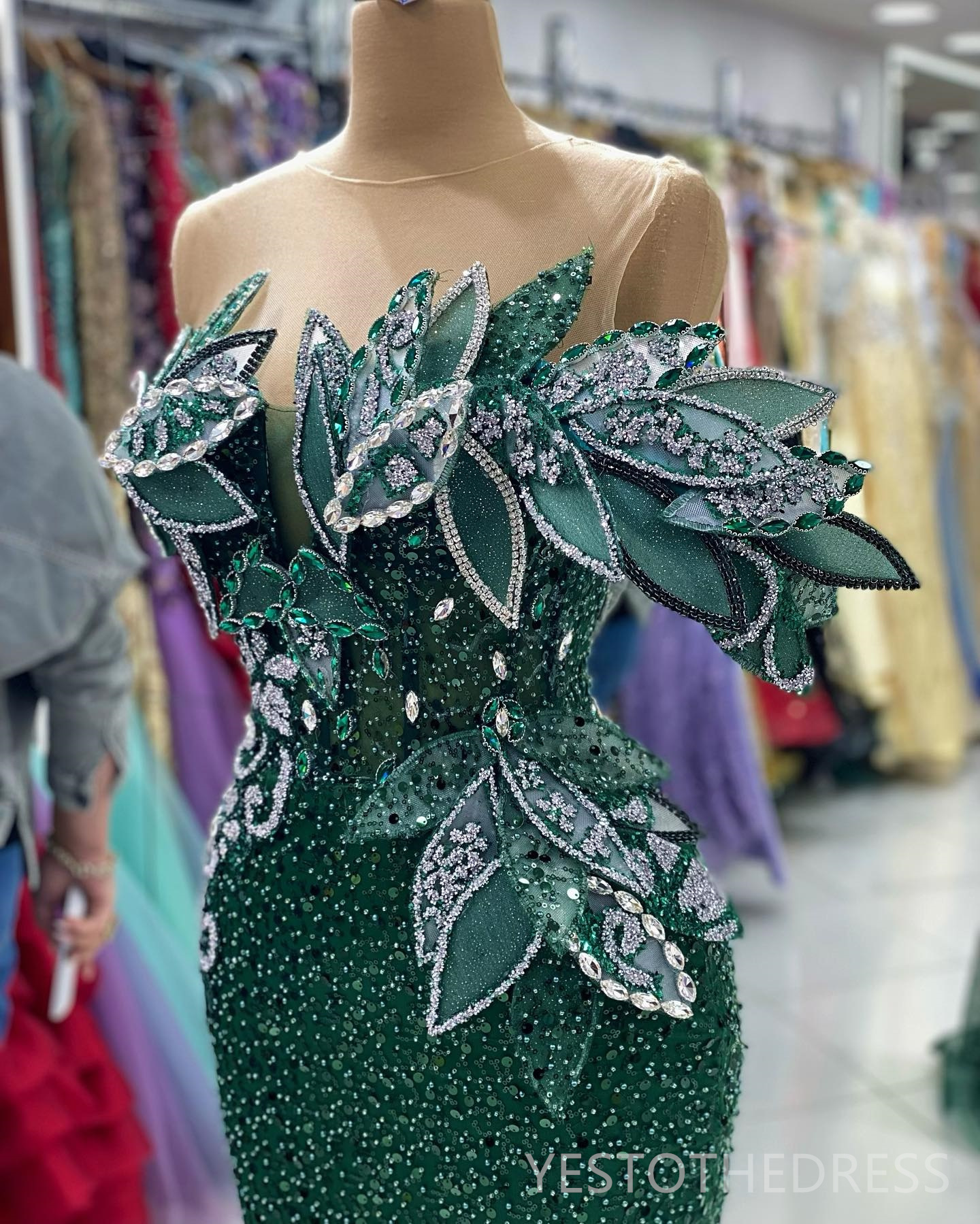 2024 Green Prom Dresses for Special Occasions Illusion Sheer Neck Sequined Lace Pearls Decorated Rhinestones Beaded Lace Birthday Dress Engagement Dre