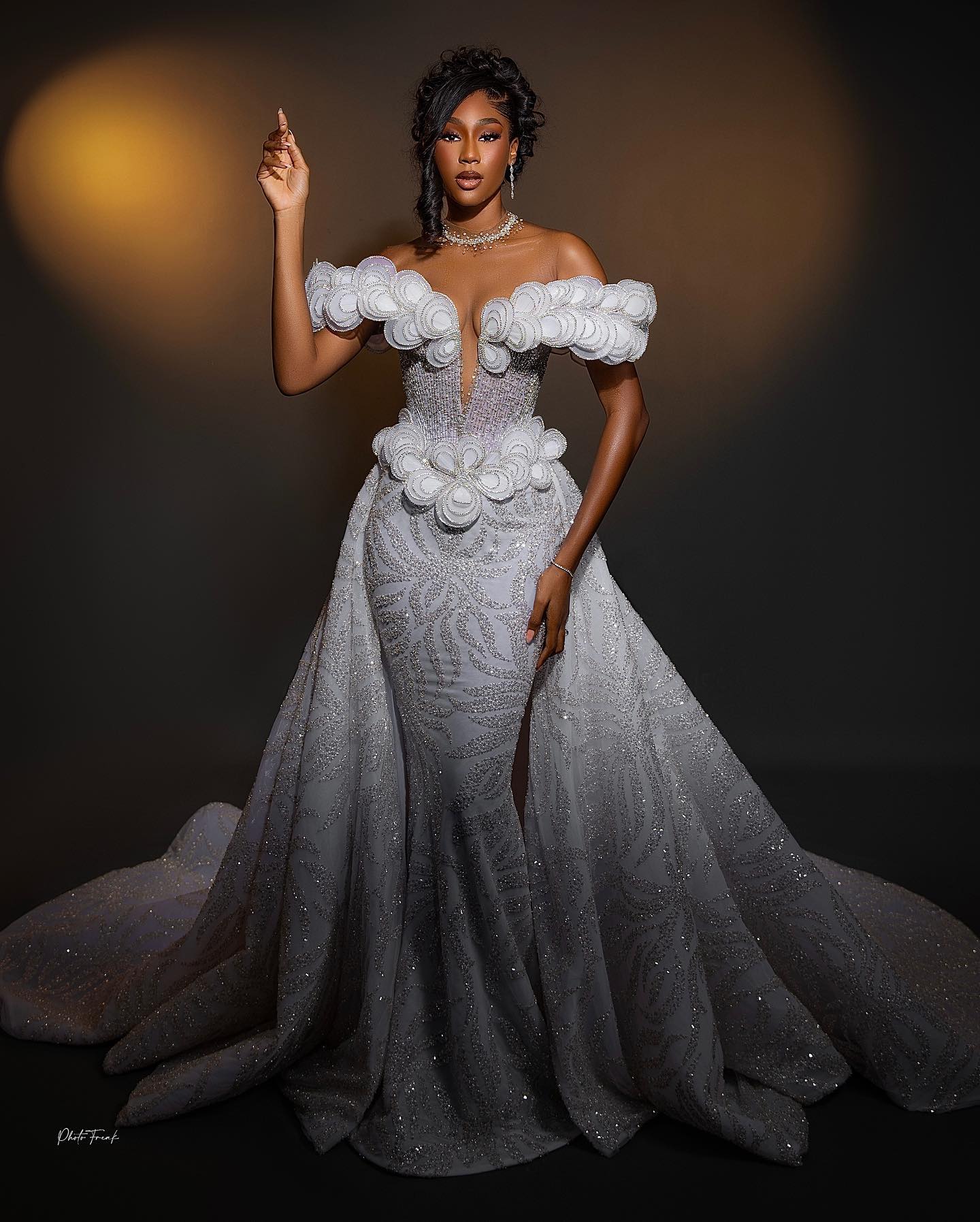 Stunning crystal Mermaid Wedding Drs with detachable train appliqued off shoulder Bridal Gowns for black women backls African Arabic plus size wedding
