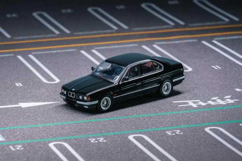 Diecast Model Cars DCM 1/64 E32 E34 E38 Sedan 5 Series 7 Series Blue White Red Alloy Car Model T240513