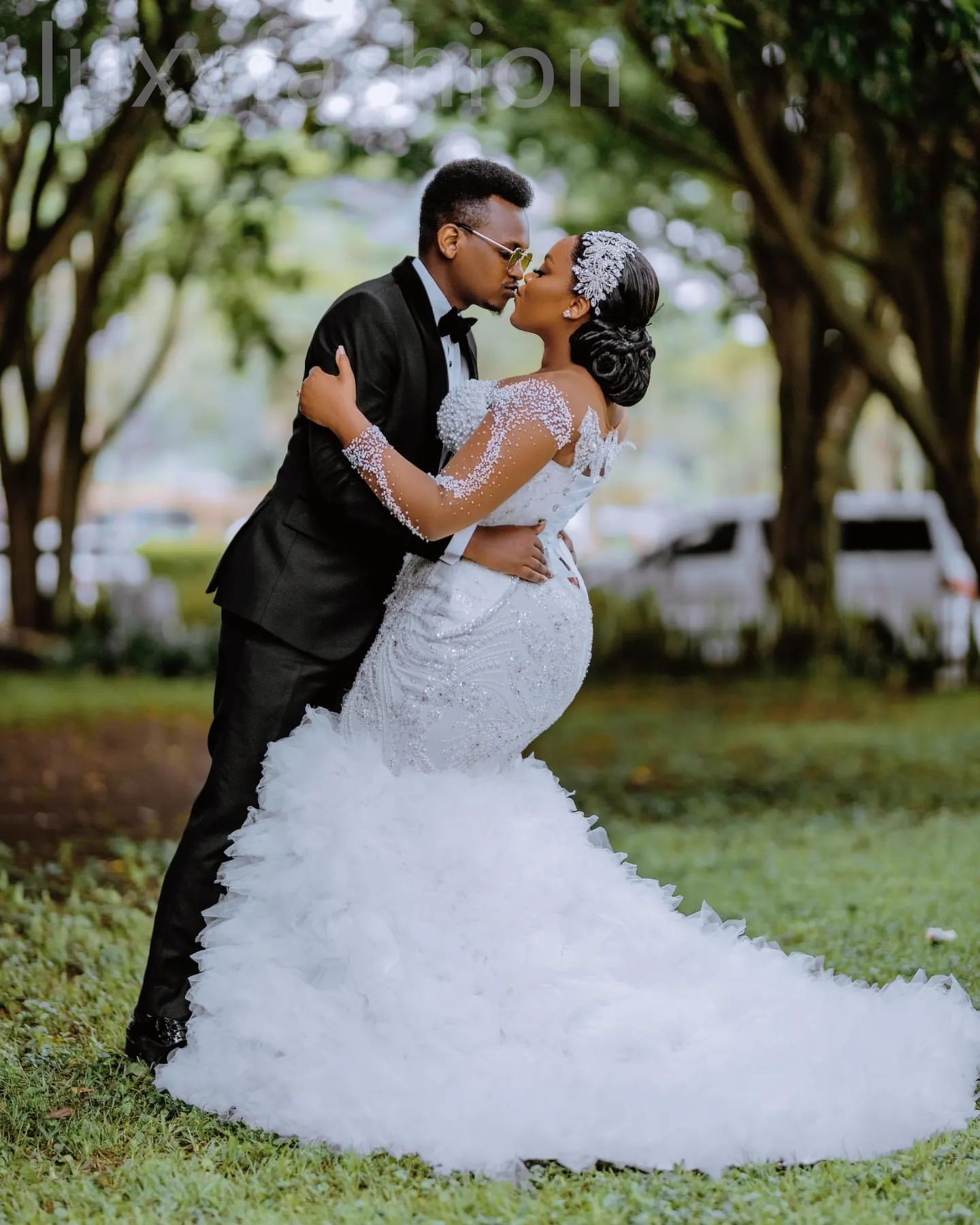 Aso Ebi 2024 White Mermaid Wedding Dress Sheer Neck Beaded Sequined Tiers Tulle Sexy Bridal Gowns Dresses LF05