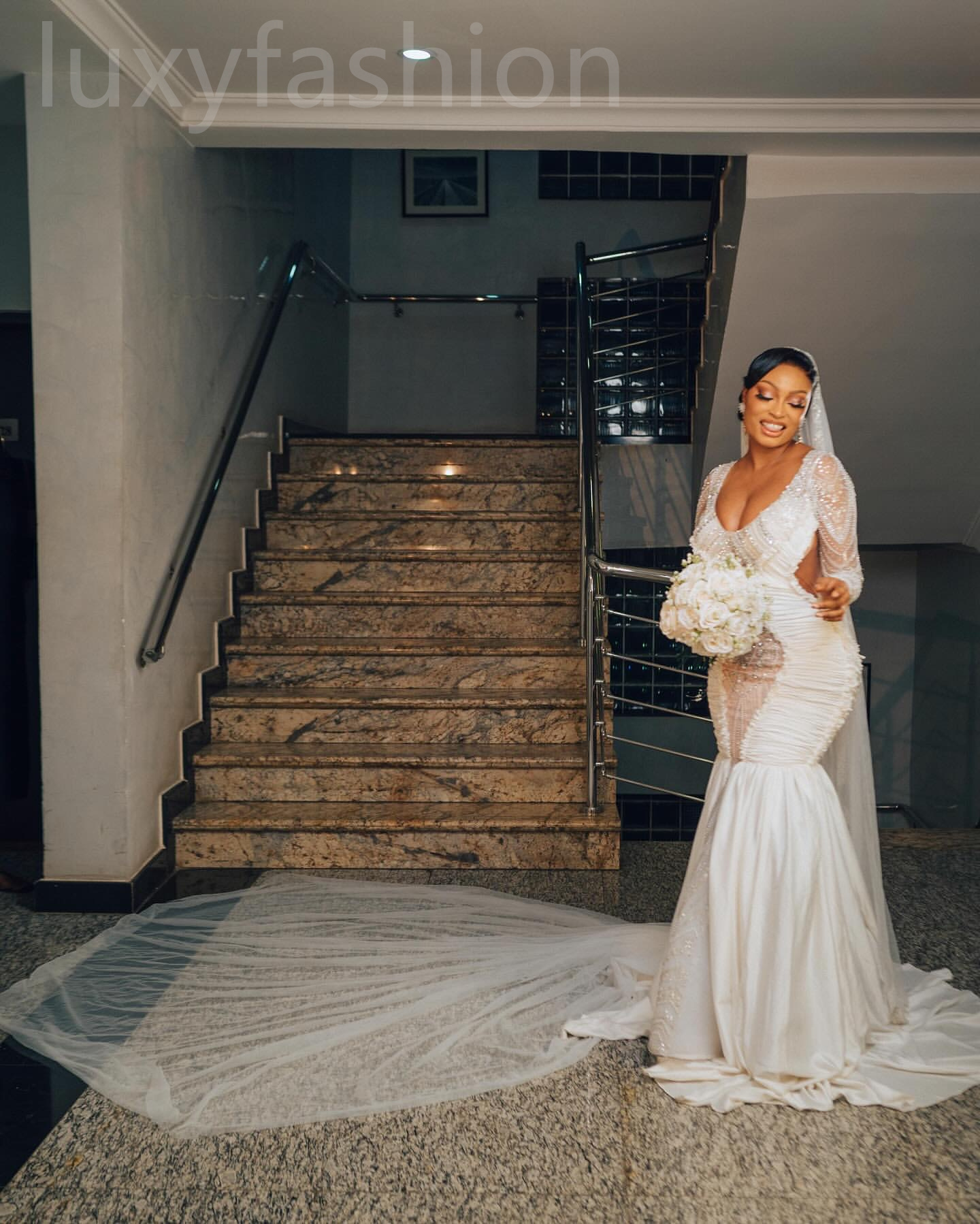 Aso Ebi 2024 Ivory Mermaid Wedding Dress Beaded Crystals Deep V-neck Satin Luxurious Bridal Gowns Dresses LF034