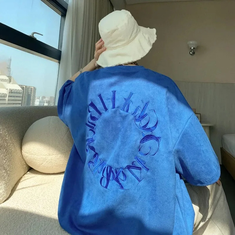 Retro Letter Round Embroidered Suede Short Sleeved Tshirt for Men and Women Summer Ins Fashion Trend Loose Comfy Couple Tee 240507Z