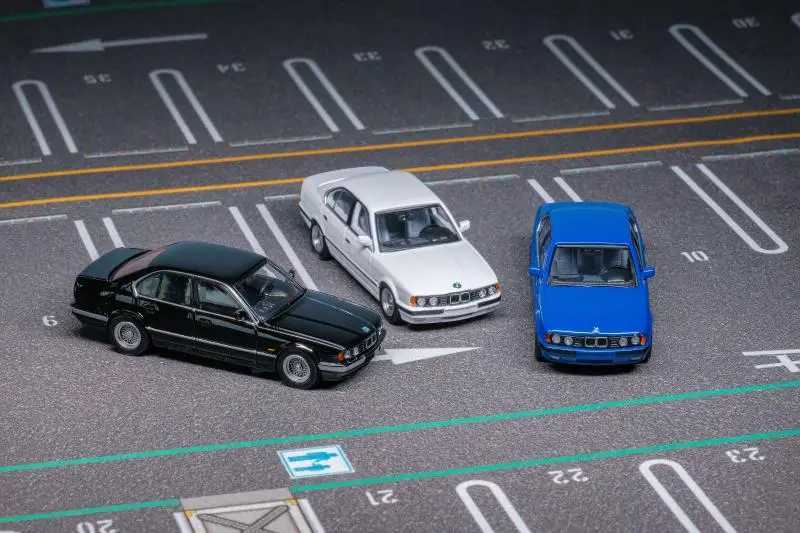 Diecast Model Cars DCM 1/64 E32 E34 E38 Sedan 5 Series 7 Series Blue White Red Alloy Car Model T240513