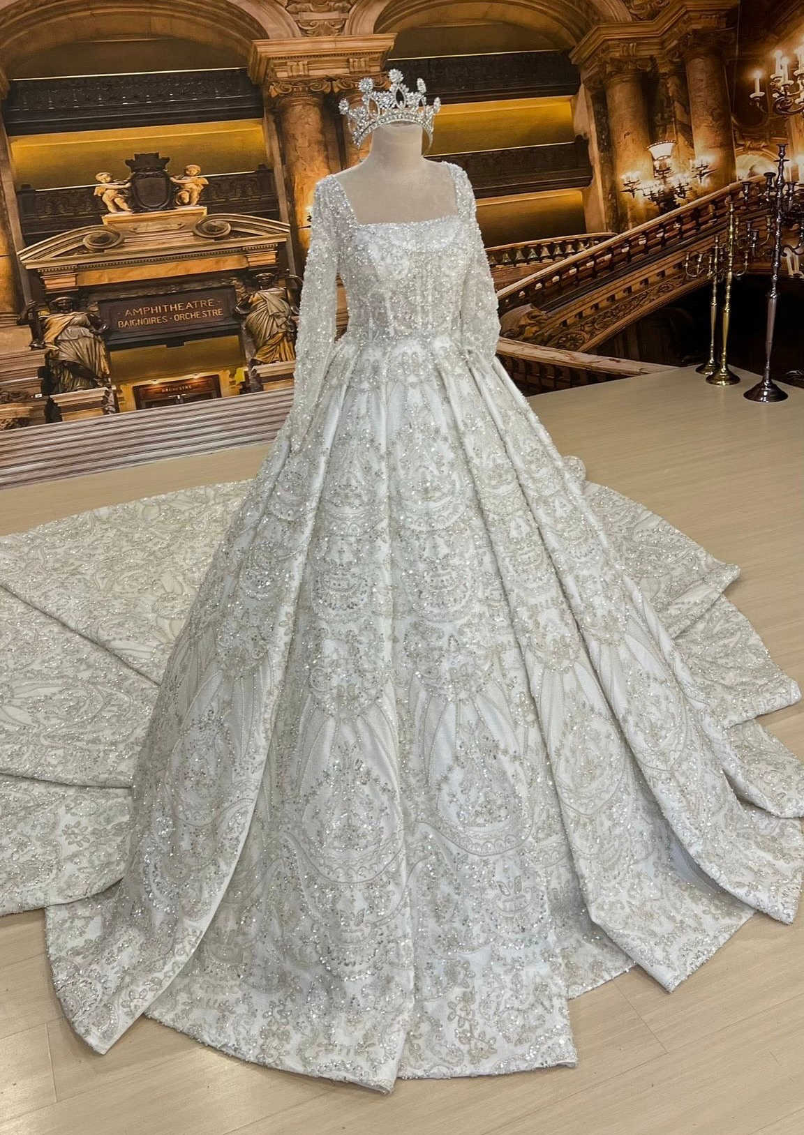 Luxury Ball Gown Wedding Dresses Square Lace Beads Appliques Pearls Backless Pleat Court Gown Custom Made Bridal Plus Size Vestidos De Novia