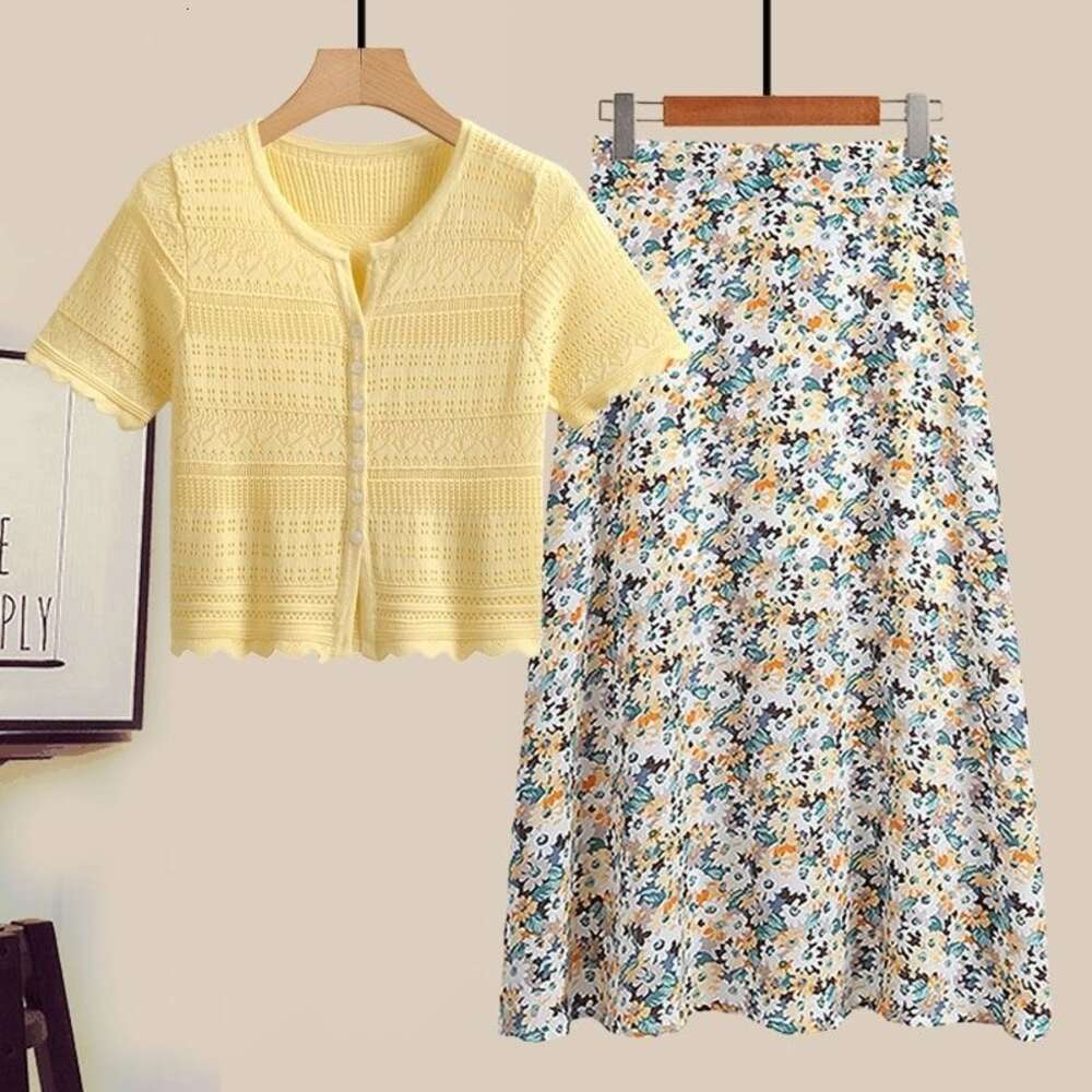 New Small Fresh And Sweet Set Skirt For Women Small Stature Matching With Age Reducing Floral Chiffon Skirt Knitted Two-piece Set