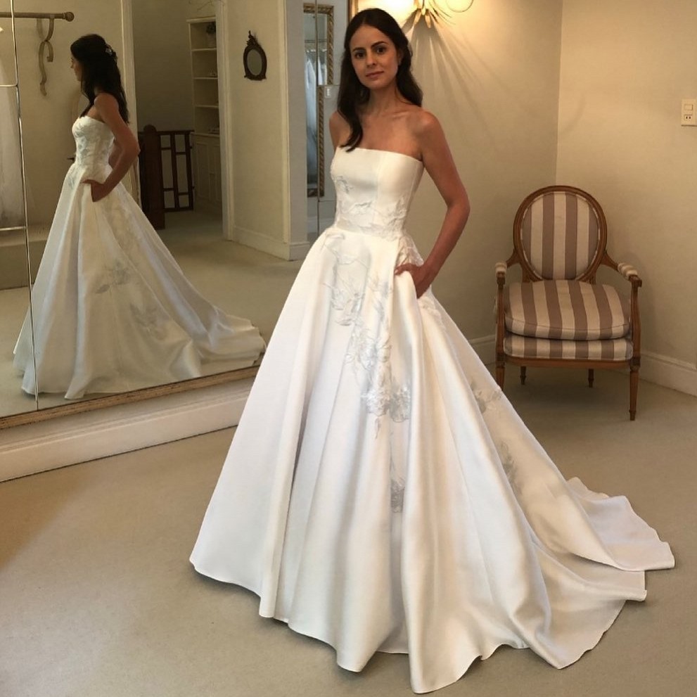 Stunning Lace Appliqued Wedding Dresses With Pockets Bridal Gowns Strapless Necke A e Sweep Train Satin Vestido De Novia