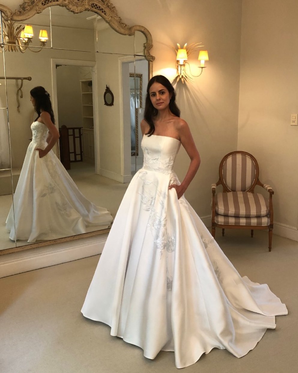 Stunning Lace Appliqued Wedding Dresses With Pockets Bridal Gowns Strapless Necke A e Sweep Train Satin Vestido De Novia